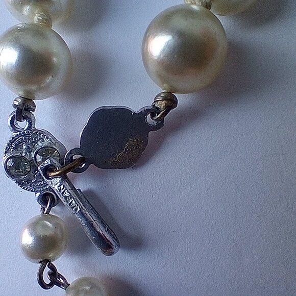 Lot 13 Vintage Faux Pearl Necklaces, Some signed, Gold Plated, Filled - Picture 6 of 11